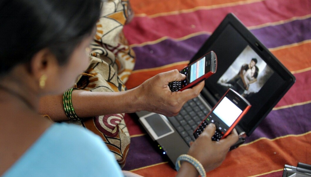 Svært mange, relativt fattige kvinner har nå råd til en mobiltelefon med internett. Dermed kan de for eksempel selge produkter hjemmefra. (Foto: Scanpix/AFP) Svært mange, relativt fattige kvinner har nå råd til en mobiltelefon med internett. Dermed kan de for eksempel selge produkter hjemmefra. (Foto: Scanpix/AFP)