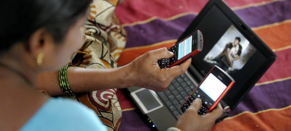 Svært mange, relativt fattige kvinner har nå råd til en mobiltelefon med internett. Dermed kan de for eksempel selge produkter hjemmefra.  (Foto: Scanpix/AFP)