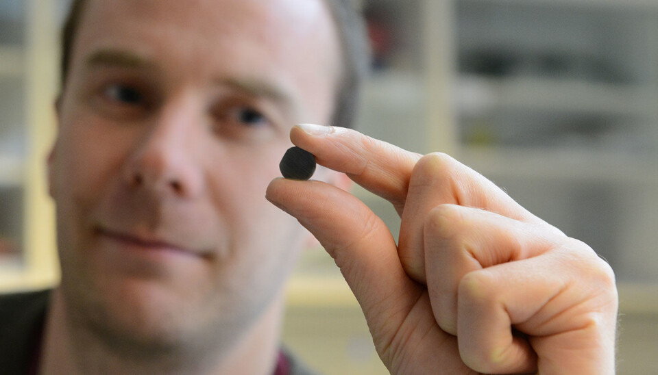 – Sinkantimonid er det desidert det billigste termoelektriske materialet i dag, forteller Kjetil Valset, postdoktor ved UiO. (Foto: Hilde Lynnebakken, UiO)