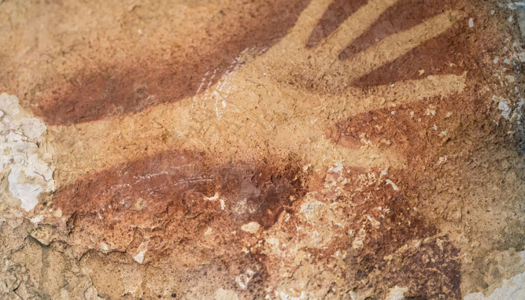 Håndstensil fra hulen i Indonesia. Kunstverket er sannsynligvis mer enn 40 000 år gammelt. (Foto: Kinez Riza) Håndstensil fra hulen i Indonesia. Kunstverket er sannsynligvis mer enn 40 000 år gammelt. (Foto: Kinez Riza)