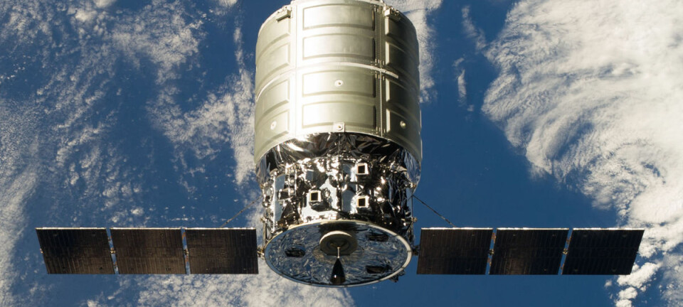 Lastefartøyet Cygnus kobles sammen med romstasjonen 29. september 2013. Etter denne første prøveferden har Cygnus gjennomført to kommersielle ferder med nyttelast. (Foto: NASA)