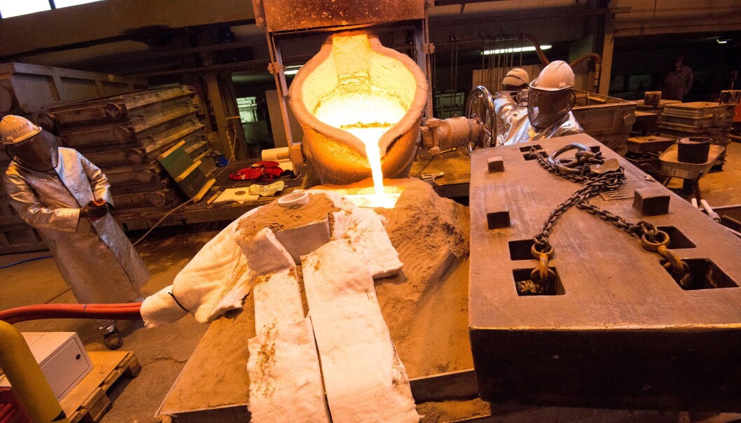Ny teknologi halverer nesten den metallmengden som må smeltes når propellblader blir til. Her prøves den ut for første gang i industriskala hos Oshaug Metall i Molde. (Foto: Arnt Jørgen Sønslien, Oshaug Metall) Ny teknologi halverer nesten den metallmengden som må smeltes når propellblader blir til. Her prøves den ut for første gang i industriskala hos Oshaug Metall i Molde. (Foto: Arnt Jørgen Sønslien, Oshaug Metall)