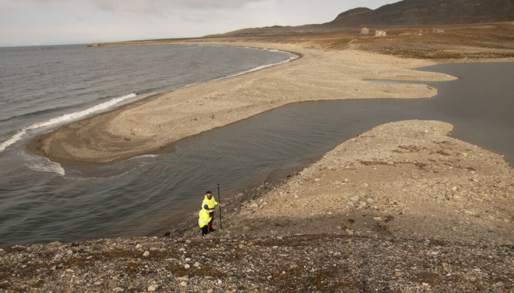 The cultural heritage site of Russekeila with the remains of a Russian wintering station (top right). The people who lived there hunted and caught, among other things, polar bears, foxes and white whales. (Foto: Thomas Wrigglesworth, NIKU) The cultural heritage site of Russekeila with the remains of a Russian wintering station (top right). The people who lived there hunted and caught, among other things, polar bears, foxes and white whales. (Foto: Thomas Wrigglesworth, NIKU)