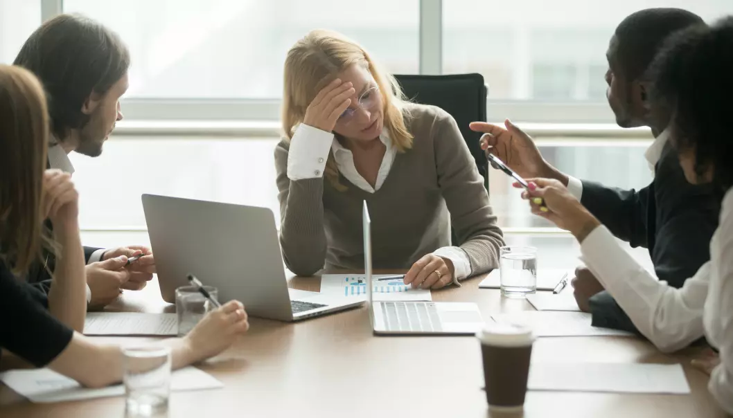 I pressede situasjoner på jobb kan det lett oppstå konflikter rundt arbeidsoppgaver. Leders rolle kan være avgjørende for at det ikke skal eskalere.(Illustrasjon: fizkes / Shutterstock / NTB scanpix)