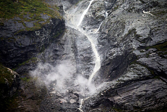 Steinsprang fra Veslemannen. Fjellmassene raste ut etter at formasjonen «Spiret» ga etter. (Foto: NTB Scanpix/Ørn E. Borgen) Steinsprang fra Veslemannen. Fjellmassene raste ut etter at formasjonen «Spiret» ga etter. (Foto: NTB Scanpix/Ørn E. Borgen)
