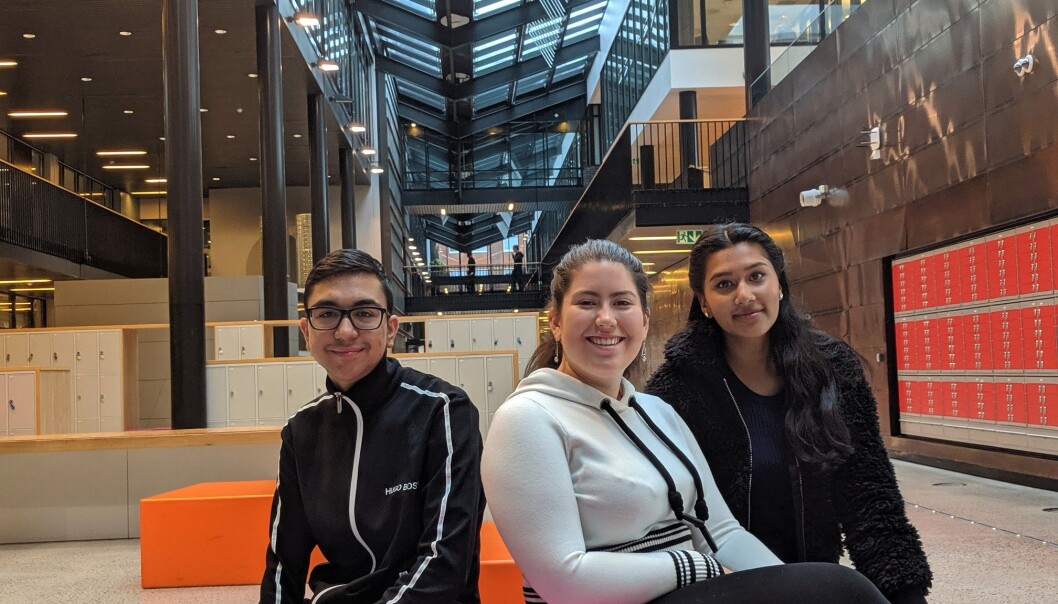 Fra venstre: Danial Khan (18), Ana Maria Jimenez (18) og Vithusiya Vadivelu (18) har vore på speeddate med medelevane sine. – Å bli kjent med folk handlar om å forstå dei. Forstår ein kvarandre, blir det mindre rasisme, seier Jimenez. (Foto: Silje Pileberg) Fra venstre: Danial Khan (18), Ana Maria Jimenez (18) og Vithusiya Vadivelu (18) har vore på speeddate med medelevane sine. – Å bli kjent med folk handlar om å forstå dei. Forstår ein kvarandre, blir det mindre rasisme, seier Jimenez. (Foto: Silje Pileberg)