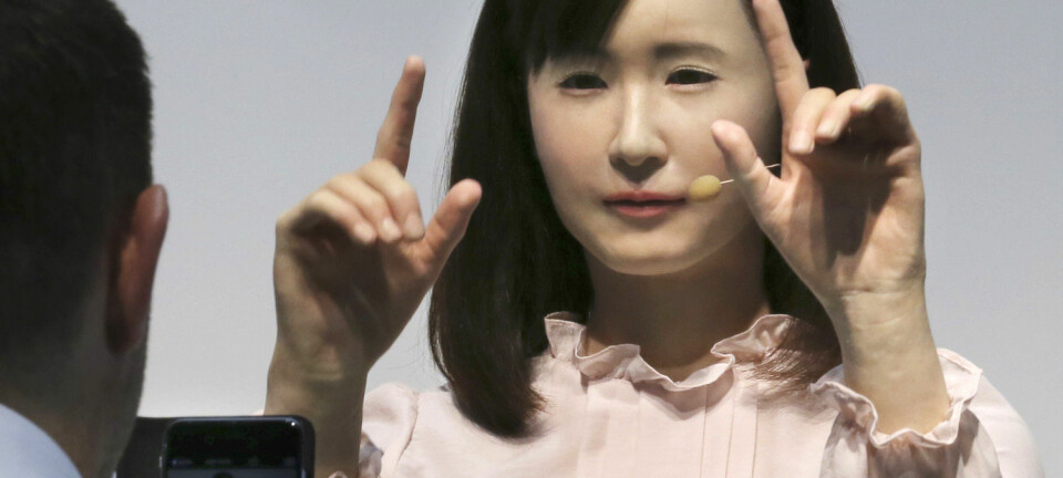 Prototypen på en robot fra firmaet Toshiba kommuniserer med tegnspråk på den japanske teknologiutstillingen CEATEC Japan, 7. oktober 2014. (Foto: Koji Sasahara/NTB Scanpix)