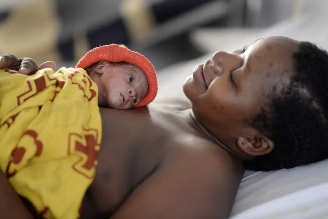 Norske forskere deltar i Safer Births, et forsknings- og utviklingssamarbeid der målet er å øke overlevelsesraten for nyfødte. Dette bildet av baby og mor er tatt i forbindelse med prosjektet. (Foto: Safer Births) Norske forskere deltar i Safer Births, et forsknings- og utviklingssamarbeid der målet er å øke overlevelsesraten for nyfødte. Dette bildet av baby og mor er tatt i forbindelse med prosjektet. (Foto: Safer Births)