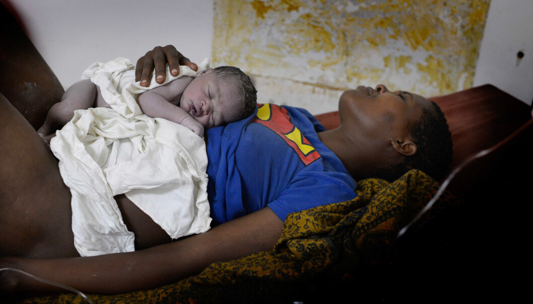 En vellykket fødsel. Den lille har nok oksygen. (Foto: Safer Births) En vellykket fødsel. Den lille har nok oksygen. (Foto: Safer Births)