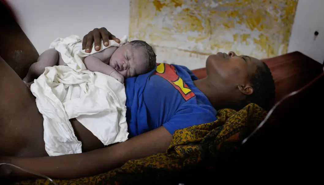 En vellykket fødsel. Den lille har nok oksygen. (Foto: Safer Births) En vellykket fødsel. Den lille har nok oksygen. (Foto: Safer Births)