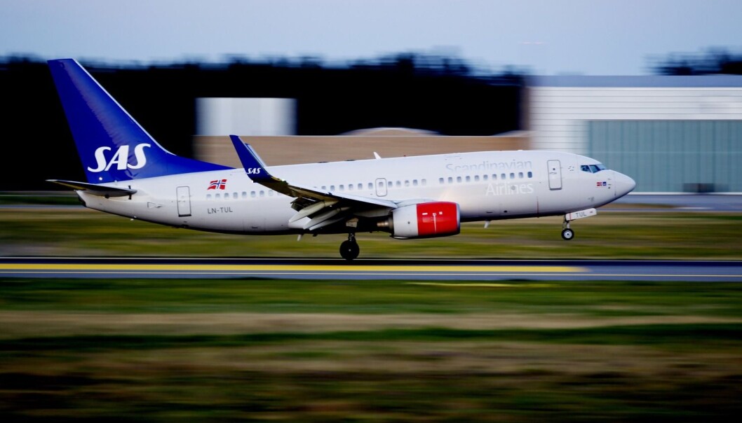 Med ny landingsteknologi trenger ikke flyet lenger komme inn i rett linje mot flyplassen. Her et SAS-fly på vei ned på Gardermoen. (Foto: Kyrre Lien, Scanpix) Med ny landingsteknologi trenger ikke flyet lenger komme inn i rett linje mot flyplassen. Her et SAS-fly på vei ned på Gardermoen. (Foto: Kyrre Lien, Scanpix)