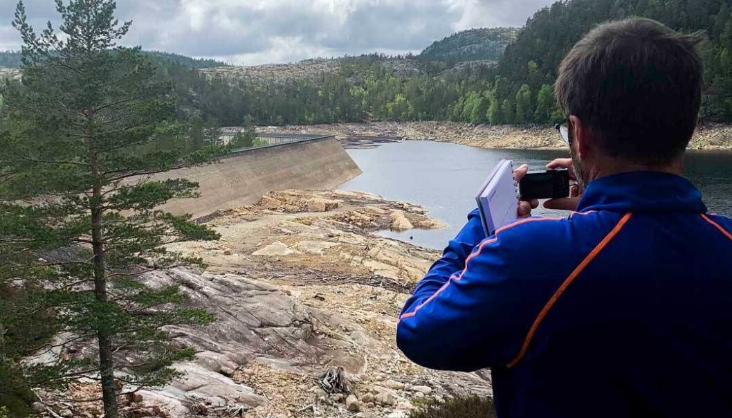 Forskere fra NINA, SINTEF og NTNU var nylig på befaring sammen med Agder Energi i Mandalsvassdraget. (Foto: Kaspar Vereide) Forskere fra NINA, SINTEF og NTNU var nylig på befaring sammen med Agder Energi i Mandalsvassdraget. (Foto: Kaspar Vereide)