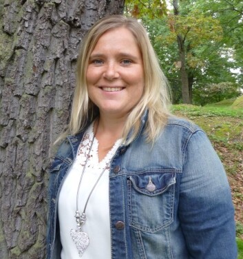Linne Hege Førsund, stipendiat ved Høgskolen i Buskerud, intervjuer pårørende til demente. Hun mener at mange blir glemt når partneren flytter på institusjon. De blir ensomme og syke. (Foto: Siw Ellen Jakobsen) Linne Hege Førsund, stipendiat ved Høgskolen i Buskerud, intervjuer pårørende til demente. Hun mener at mange blir glemt når partneren flytter på institusjon. De blir ensomme og syke. (Foto: Siw Ellen Jakobsen)
