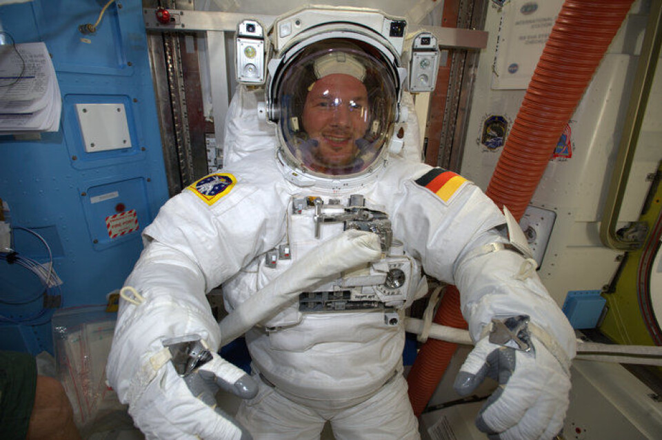 ESAs tyske astronaut Alexander Gerst tester romdrakten han skal bruke på sin romvandring. (Foto: ESA/NASA)