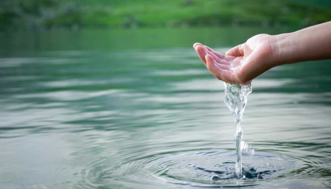 Hvorfor kjenner vi vann som vått på huden?