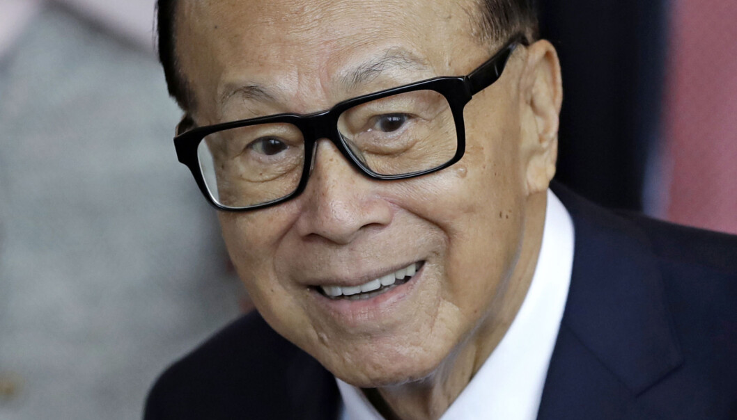 Hongkong-kineseren Li Ka Shing er en av verdens rikeste personer, men er selv kjent for å leve et enkelt liv. Han bruker mye av formuen sin på å støtte forskning. (Foto: (AP Photo/Kin Cheung/NTB scanpix) Hongkong-kineseren Li Ka Shing er en av verdens rikeste personer, men er selv kjent for å leve et enkelt liv. Han bruker mye av formuen sin på å støtte forskning. (Foto: (AP Photo/Kin Cheung/NTB scanpix)