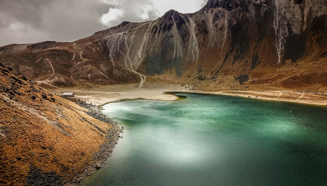 Kanskje var det ikke i havet, men i en vulkansk dam som de første cellene oppstod. (Foto: aguinaldo matzenbacher / Shutterstock / NTB scanpix) Kanskje var det ikke i havet, men i en vulkansk dam som de første cellene oppstod. (Foto: aguinaldo matzenbacher / Shutterstock / NTB scanpix)