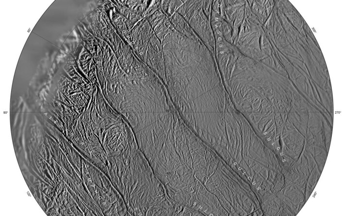 Sydpolen til Saturns måne Enceladus har riftdaler som trolig er mindre enn 1000 år gamle. (Foto: NASA) Sydpolen til Saturns måne Enceladus har riftdaler som trolig er mindre enn 1000 år gamle. (Foto: NASA)