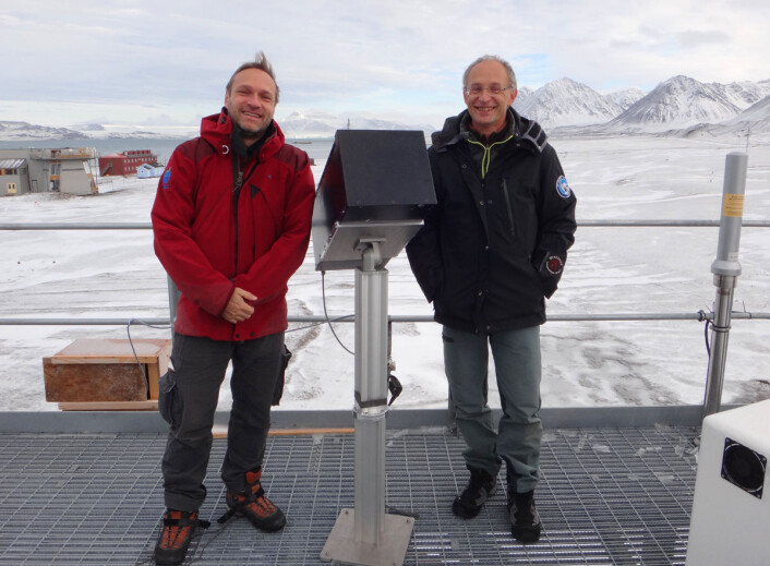 Mathieu Barthélemy (t.v) og Jean Lilensten med spektrofotopolarimetret på Svalbard. (Foto: Mathieu Barthélemy) Mathieu Barthélemy (t.v) og Jean Lilensten med spektrofotopolarimetret på Svalbard. (Foto: Mathieu Barthélemy)