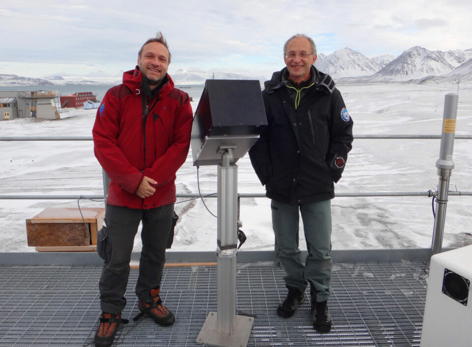 Mathieu Barthélemy (t.v) og Jean Lilensten med spektrofotopolarimetret på Svalbard. (Foto: Mathieu Barthélemy)