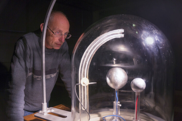 Jean Lilensten har utviklet planeterrellaen, en modell som kan demonstrere nordlys og andre elektriske og magnetiske fenomener i atmorsfæren til planeter og stjerner. Den store kula kan modellere sola, og den lille kula jorda. (Foto: Arnfinn Christensen, forskning.no) Jean Lilensten har utviklet planeterrellaen, en modell som kan demonstrere nordlys og andre elektriske og magnetiske fenomener i atmorsfæren til planeter og stjerner. Den store kula kan modellere sola, og den lille kula jorda. (Foto: Arnfinn Christensen, forskning.no)