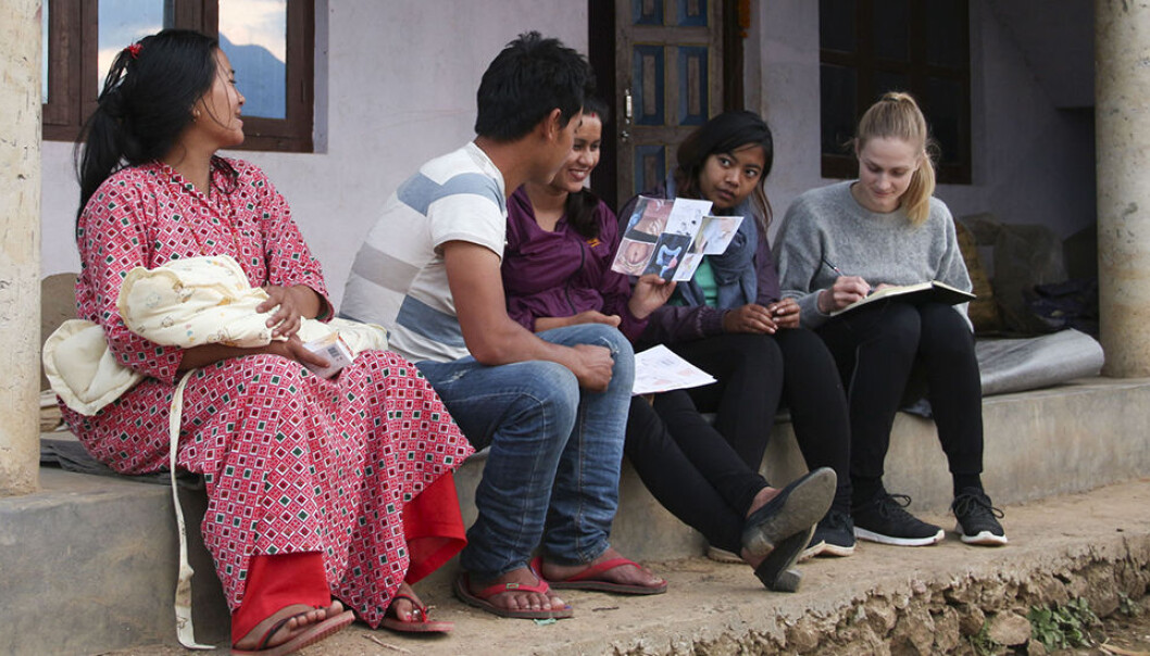 En masteroppgave ved NTNU har blitt til en info-brosjyre om barselomsorg. Her brukertester Ida Christine Opsahl en tidlig utgave av brosjyren på nybakte foreldre i landsbyen Tasarpu i Nepal. (Foto: Nora Pincus Gjertsen) En masteroppgave ved NTNU har blitt til en info-brosjyre om barselomsorg. Her brukertester Ida Christine Opsahl en tidlig utgave av brosjyren på nybakte foreldre i landsbyen Tasarpu i Nepal. (Foto: Nora Pincus Gjertsen)
