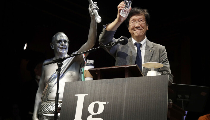 Shigeru Watanabe var blant de japanske forskerne som mottok Ig Nobelprisen for forskning på hvor mye spytt en femåring produserer i døgnet. (Foto: Elise Amendola, AP, NTB scanpix) Shigeru Watanabe var blant de japanske forskerne som mottok Ig Nobelprisen for forskning på hvor mye spytt en femåring produserer i døgnet. (Foto: Elise Amendola, AP, NTB scanpix)