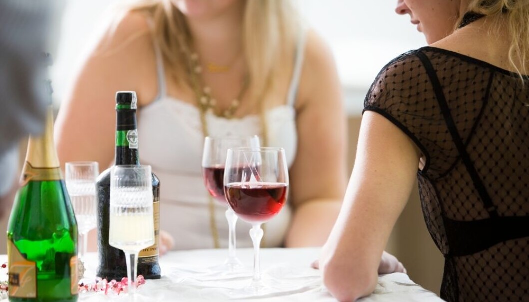 Det er mange farlige ting som kan skje når unge mennesker drikker seg fulle, men når det gjelder risiko for alkoholisme er det som skjer i ung, voksen alder mye viktigere enn det som skjer i tenårene. (Foto: Colorbox) Det er mange farlige ting som kan skje når unge mennesker drikker seg fulle, men når det gjelder risiko for alkoholisme er det som skjer i ung, voksen alder mye viktigere enn det som skjer i tenårene. (Foto: Colorbox)