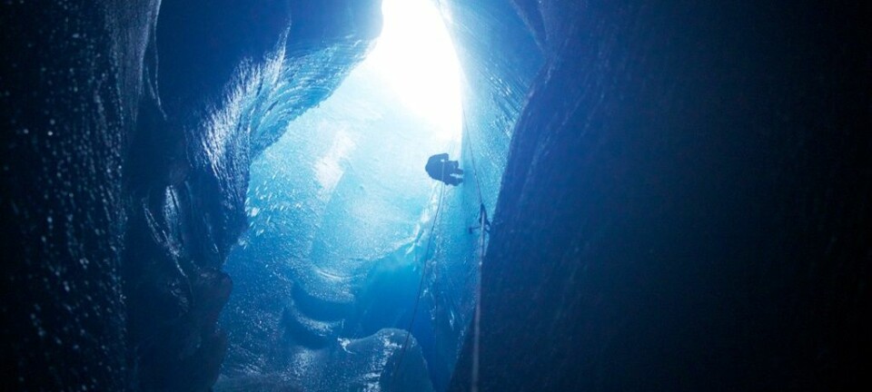Innsjøer dannes på overflaten av isbreer, for så å dreneres ned i bakken under isen.  (Foto: Sam Doyle)