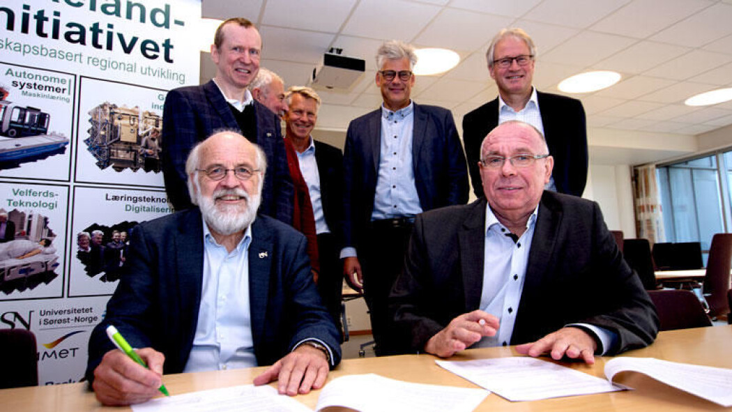 Rektor ved Universitetet i Sørøst-Norge Petter Aasen (til venstre) og Senior VD Ole-Jacob Siljan i Yara signerte avtalen om gaveprofessoratet. Bak fra venstre instituttleder Svein Thore Hagen, instituttleder Klaus-Joachim Jens, prorektor Nils Kristian Bogen, Stian Sannes fra Yara og dekan Morten C. Melaaen. (Foto: An-Magritt Larsen, USN) Rektor ved Universitetet i Sørøst-Norge Petter Aasen (til venstre) og Senior VD Ole-Jacob Siljan i Yara signerte avtalen om gaveprofessoratet. Bak fra venstre instituttleder Svein Thore Hagen, instituttleder Klaus-Joachim Jens, prorektor Nils Kristian Bogen, Stian Sannes fra Yara og dekan Morten C. Melaaen. (Foto: An-Magritt Larsen, USN)