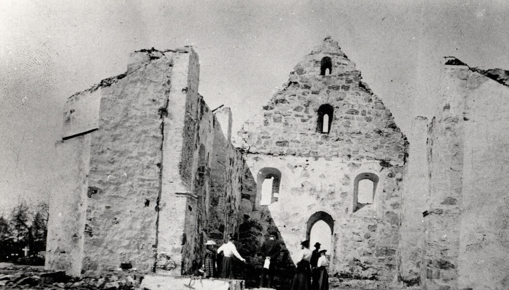 Mennesker midt i ruinene av Øyestad kirke før den ble gjenoppbygd. (Foto: Riksantikvarens billeddatabase, kulturminnebilder.ra.no) Mennesker midt i ruinene av Øyestad kirke før den ble gjenoppbygd. (Foto: Riksantikvarens billeddatabase, kulturminnebilder.ra.no)