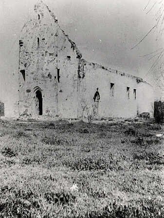 Øyestad kirke i ruiner etter brannen i 1900. (Foto: Riksantikvarens billeddatabase, kulturminnebilder.ra.no.) Øyestad kirke i ruiner etter brannen i 1900. (Foto: Riksantikvarens billeddatabase, kulturminnebilder.ra.no.)
