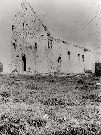Øyestad kirke i ruiner etter brannen i 1900. (Foto: Riksantikvarens billeddatabase, kulturminnebilder.ra.no.)