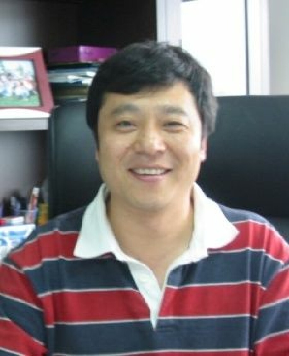 Hongkui Deng, professor ved Peking University, mener den nye studien viser at det kan være trygt å endre på stamceller før de blir gitt til pasienter. (Foto: Peking University)