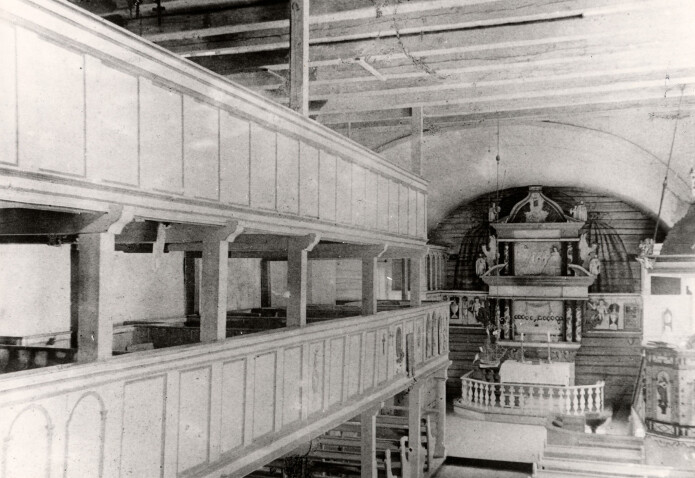 Øyestad kirkes interiør før brannen i 1900. Her sees altertavlen med skyggemalerier på tømmerveggen bak, samt prekestol med lydhimmel over. Dette gikk tapt i brannen. (Foto: Riksantikvarens billeddatabase, kulturminnebilder.ra.no.) Øyestad kirkes interiør før brannen i 1900. Her sees altertavlen med skyggemalerier på tømmerveggen bak, samt prekestol med lydhimmel over. Dette gikk tapt i brannen. (Foto: Riksantikvarens billeddatabase, kulturminnebilder.ra.no.)