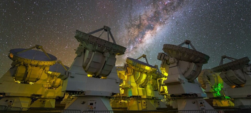 ALMA-teleskopet er sett saman av 66 radioantenner. Dei står høgt oppe i den tørre lufta i Atacama-ørkenen i Chile og som eitt gigantisk auge kan dei «kikke» langt ut i verdsrommet. (Foto: ESO)