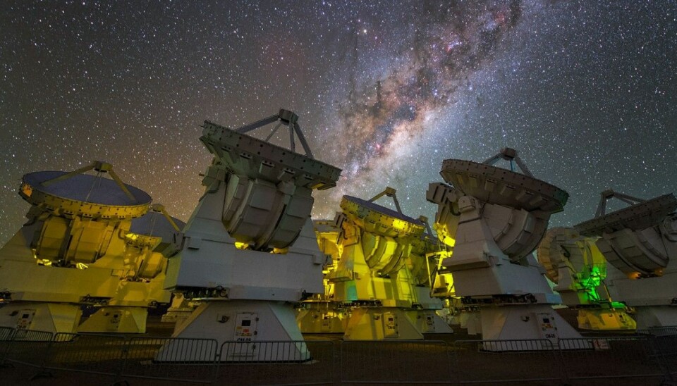 ALMA-teleskopet er sett saman av 66 radioantenner. Dei står høgt oppe i den tørre lufta i Atacama-ørkenen i Chile og som eitt gigantisk auge kan dei «kikke» langt ut i verdsrommet. (Foto: ESO)