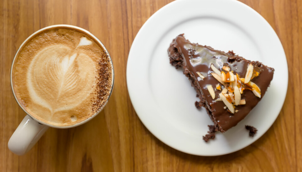 Kaffe og sjokolade deler den samme dominerende kjemiske forbindelsen, det er årsaken til at vi liker kombinasjonen så godt. (Foto: Colourbox)