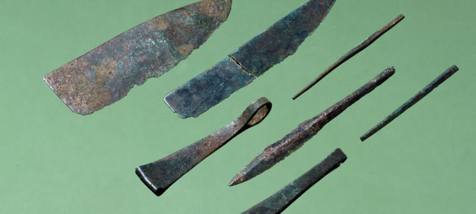 Mange menn ble begravet med toalettsaker i yngre bronsealder. Barberkniver og pinsetter av bronse er funnet på Fyn i Danmark. (Foto: Nationalmuseet i Danmark)