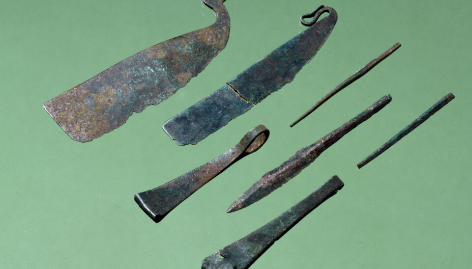 Mange menn ble begravet med toalettsaker i yngre bronsealder. Barberkniver og pinsetter av bronse er funnet på Fyn i Danmark. (Foto: Nationalmuseet i Danmark)