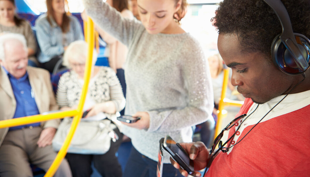 Nå benytter vi reisetiden til andre ting enn før. Vi holder kontakten med venner, sender beskjeder og oppdaterer oss på nyhetsbildet. (Foto: Microstock) Nå benytter vi reisetiden til andre ting enn før. Vi holder kontakten med venner, sender beskjeder og oppdaterer oss på nyhetsbildet. (Foto: Microstock)