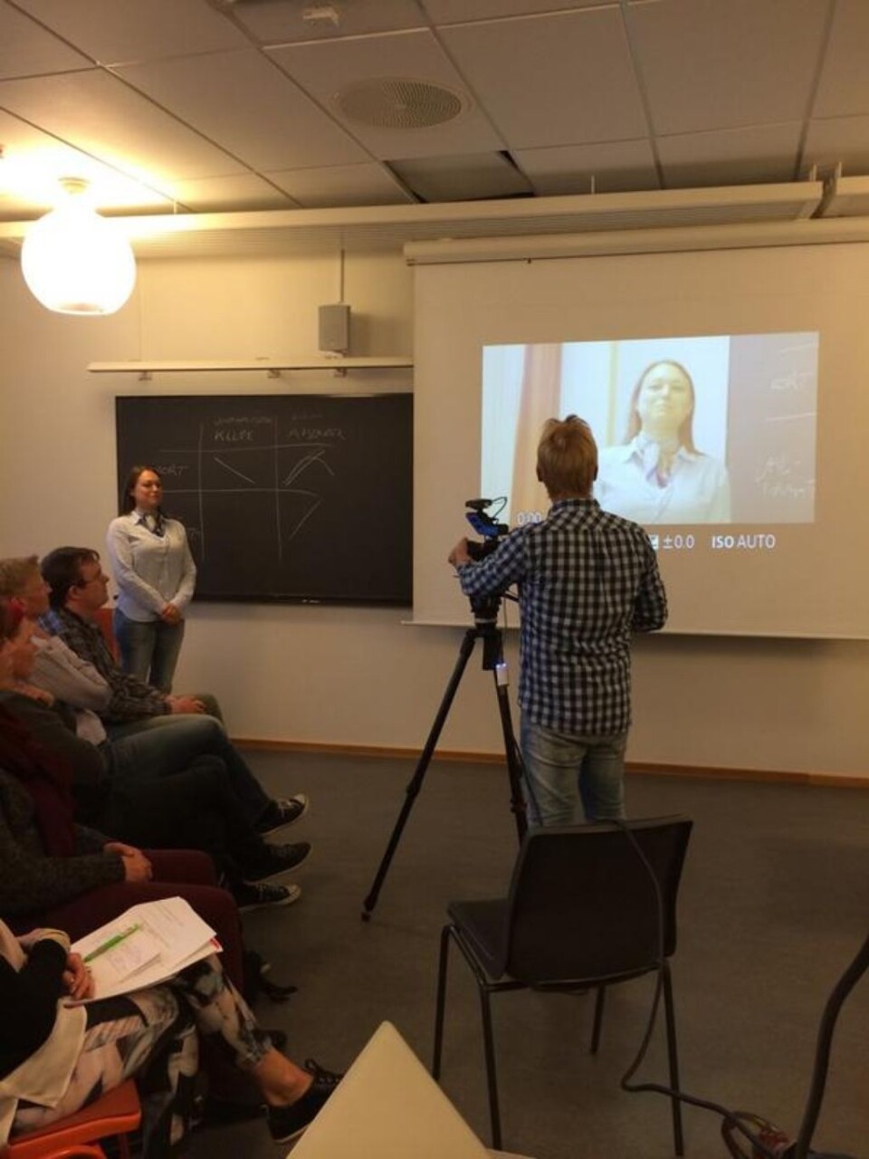 Deltaker Lina får kameratrening av filmlærer Torstein Torjer A. Olsen.