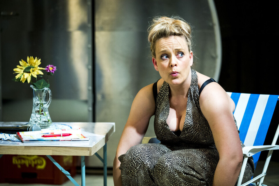 I musikalen «En får væra som en er», basert på Ole Ivars musikk, blir dansebandpublikummet portrettert av Henriette Steenstrup og Nationaltheatrets Torshovgruppe. (Foto: Erlend Aas / NTB scanpix)