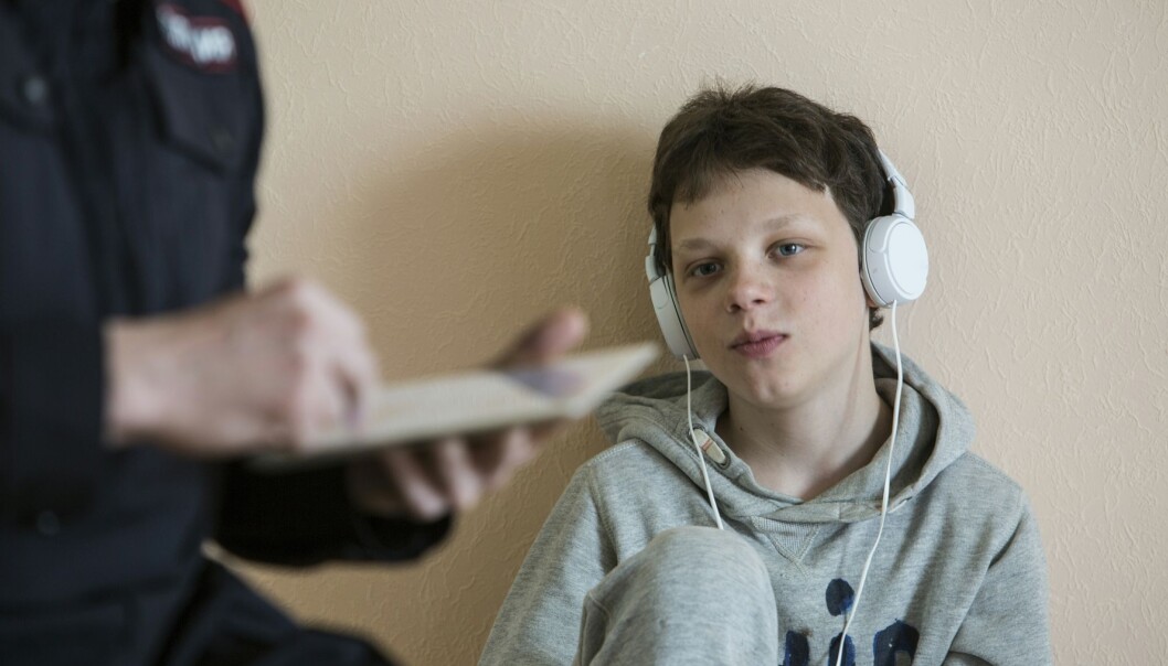 Politiet opplever at å ivareta barnet i situasjoner med vold i hjemmet står i konflikt med kriteriene effektivitet og krav til etterforskning. (Illustrasjon: Nikolay Gyngazov / Shutterstock / NTB scanpix) Politiet opplever at å ivareta barnet i situasjoner med vold i hjemmet står i konflikt med kriteriene effektivitet og krav til etterforskning. (Illustrasjon: Nikolay Gyngazov / Shutterstock / NTB scanpix)