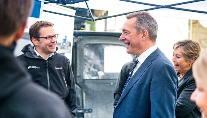 Forskningssjef André Pettersen (til venstre) viser frem FFIs testbil Olav for forsvarsminister Frank Bakke-Jensen. (Foto: Christian Tandberg,FFI) Forskningssjef André Pettersen (til venstre) viser frem FFIs testbil Olav for forsvarsminister Frank Bakke-Jensen. (Foto: Christian Tandberg,FFI)