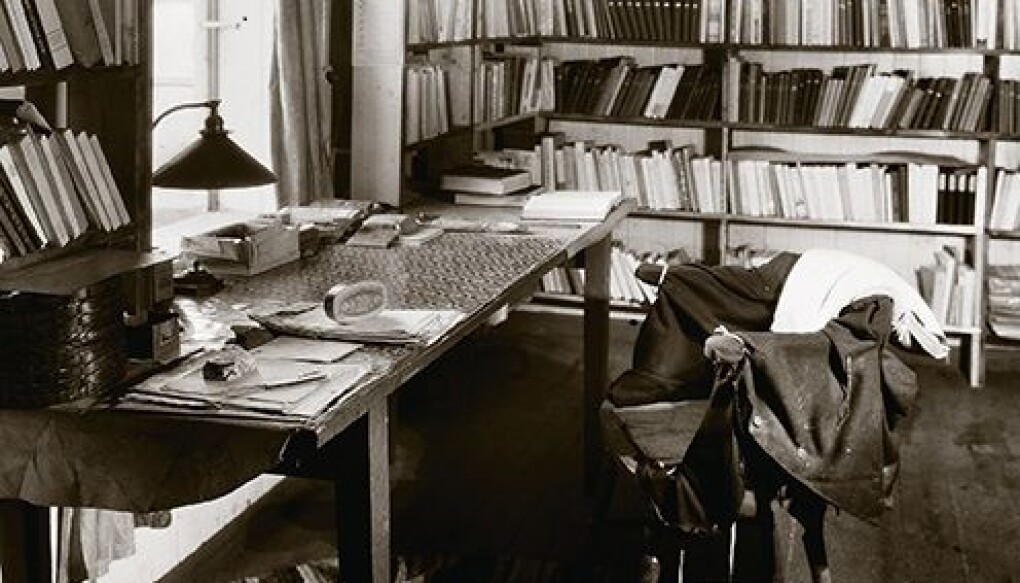 – Knausgård er som en ung Hamsun. Han mener å vite bedre. Han kritiserer den store forfatteren. Det er absolutt en parallell til fadermordet Hamsun selv begikk overfor Ibsen, sier litteraturviter Even Arntzen. Her fra Hamsuns skrivepult. (foto: Utsnitt fra bokcover Hamsuns verden) – Knausgård er som en ung Hamsun. Han mener å vite bedre. Han kritiserer den store forfatteren. Det er absolutt en parallell til fadermordet Hamsun selv begikk overfor Ibsen, sier litteraturviter Even Arntzen. Her fra Hamsuns skrivepult. (foto: Utsnitt fra bokcover Hamsuns verden)