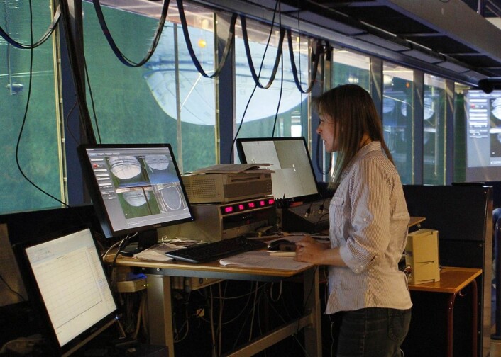 Forsker Nina Madsen følger nøye med forsøkene fra observasjonsrommet. (Foto: Zsolt Volent, Sintef) Forsker Nina Madsen følger nøye med forsøkene fra observasjonsrommet. (Foto: Zsolt Volent, Sintef)