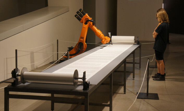 Roboten i Det jødiske museet i Berlin skriver Torah på en papirrull som er 80 meter lang.
(Foto: Arnfinn Christensen, forskning.no) Roboten i Det jødiske museet i Berlin skriver Torah på en papirrull som er 80 meter lang.
(Foto: Arnfinn Christensen, forskning.no)