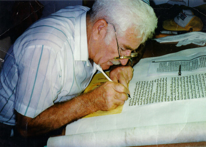 En sofer skriver en jødisk Torah. (Foto: Assis1, Wikimedia Commons) En sofer skriver en jødisk Torah. (Foto: Assis1, Wikimedia Commons)