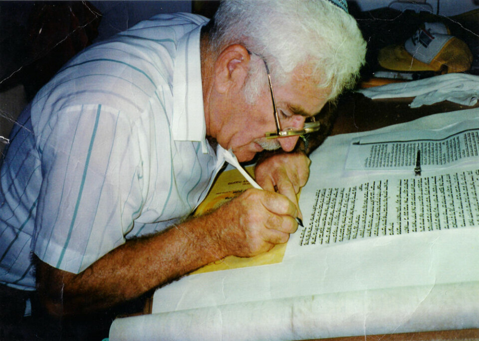 En sofer skriver en jødisk Torah. (Foto: Assis1, Wikimedia Commons)
